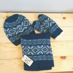 BNWT Winter Gift Set - Scarf, Hat & Mitts!